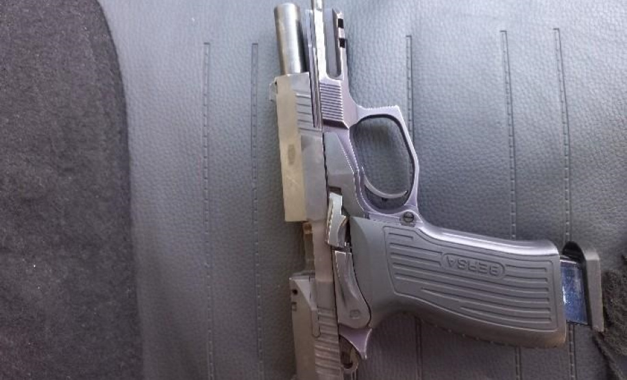 PM apreende três armas de fogo e uniformes policiais em posse de um casal em Foz do Iguaçu