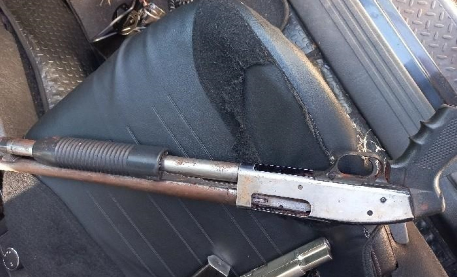 PM apreende três armas de fogo e uniformes policiais em posse de um casal em Foz do Iguaçu