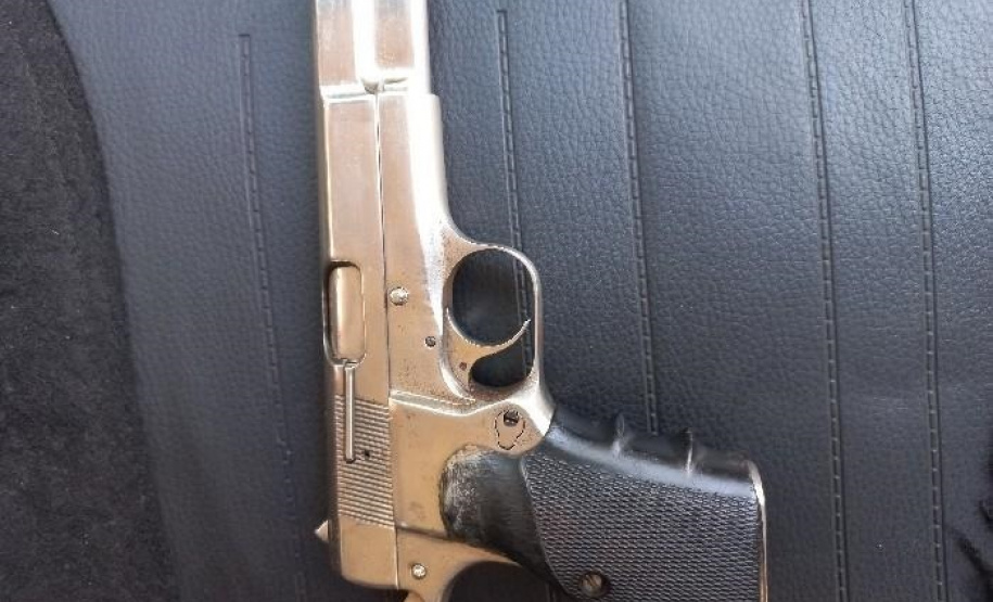 PM apreende três armas de fogo e uniformes policiais em posse de um casal em Foz do Iguaçu