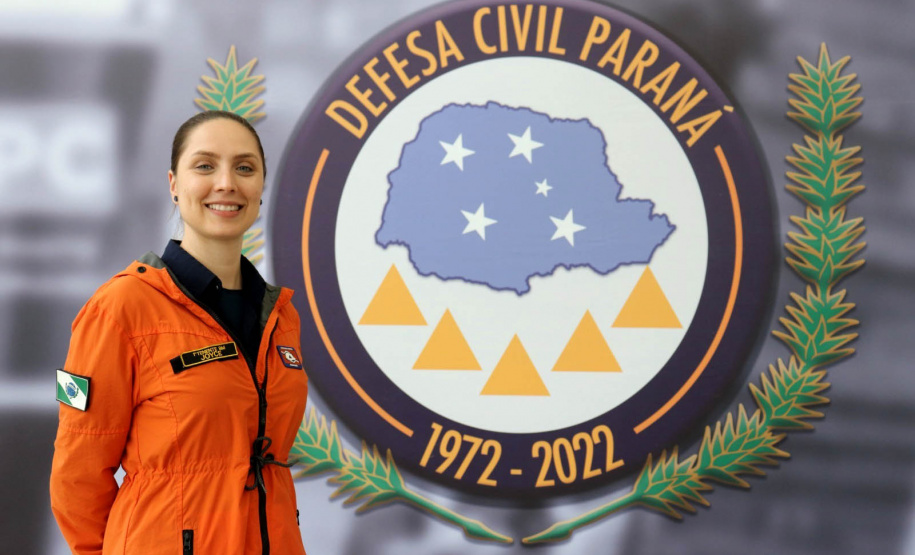 Bombeira ajuda a expandir programa de prevenção contra emergências nas escolas