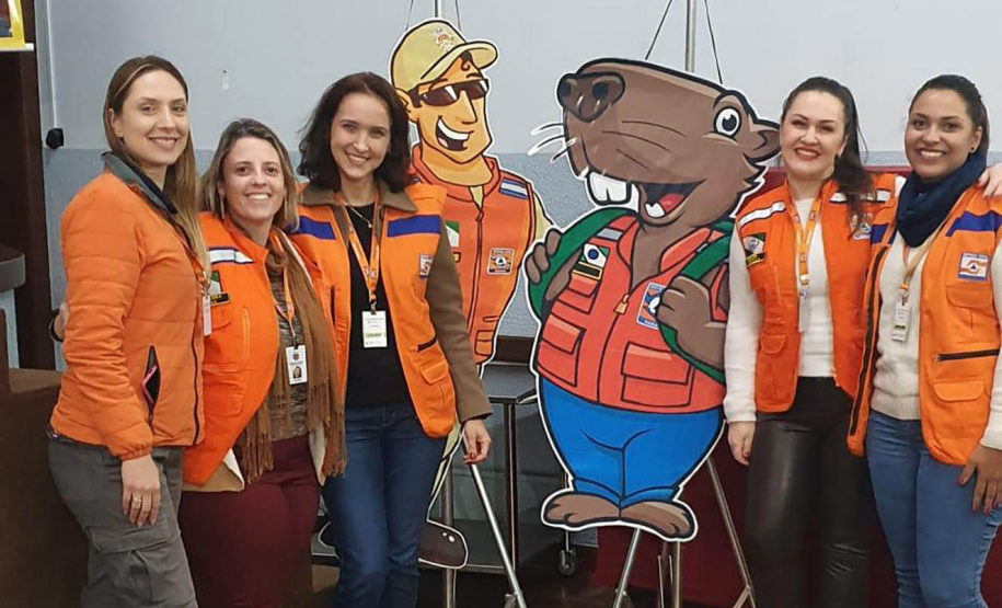 Bombeira ajuda a expandir programa de prevenção contra emergências nas escolas