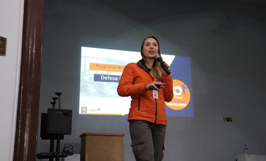 Bombeira ajuda a expandir programa de prevenção contra emergências nas escolas