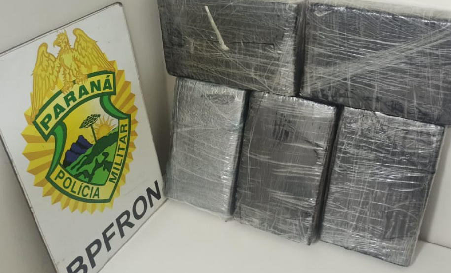 Polícia Militar do Paraná apreende 5 quilos de cocaína em ônibus na BR-277