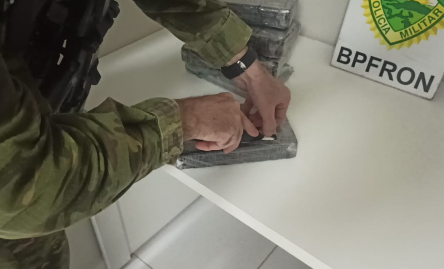 Polícia Militar do Paraná apreende 5 quilos de cocaína em ônibus na BR-277