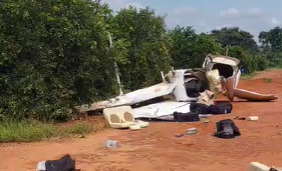 Avião interceptado pelas forças policiais parte ao meio e cocaína é localizada