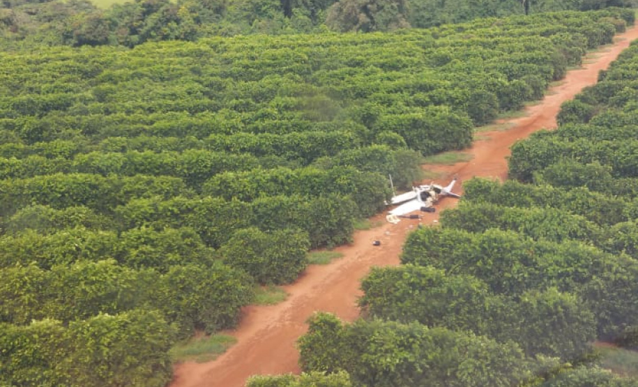 Avião interceptado pelas forças policiais parte ao meio e cocaína é localizada