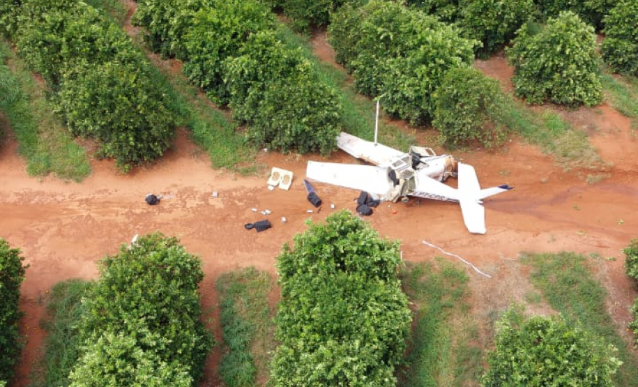 Avião interceptado pelas forças policiais parte ao meio e cocaína é localizada