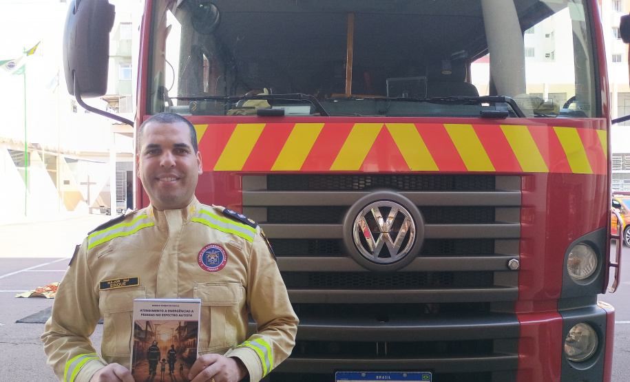 Major do Corpo de Bombeiros apresenta manual de atendimento a pessoas autistas