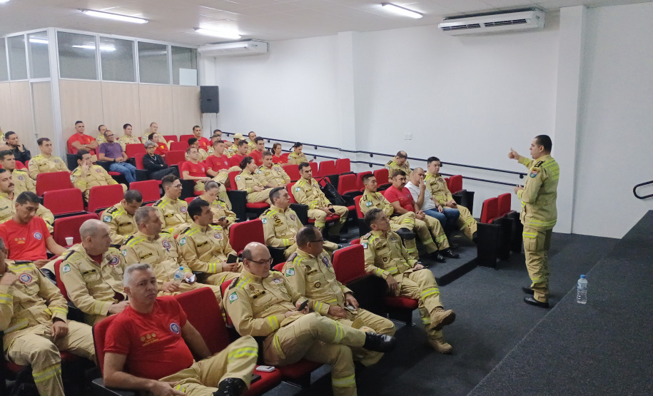 Major do Corpo de Bombeiros apresenta manual de atendimento a pessoas autistas