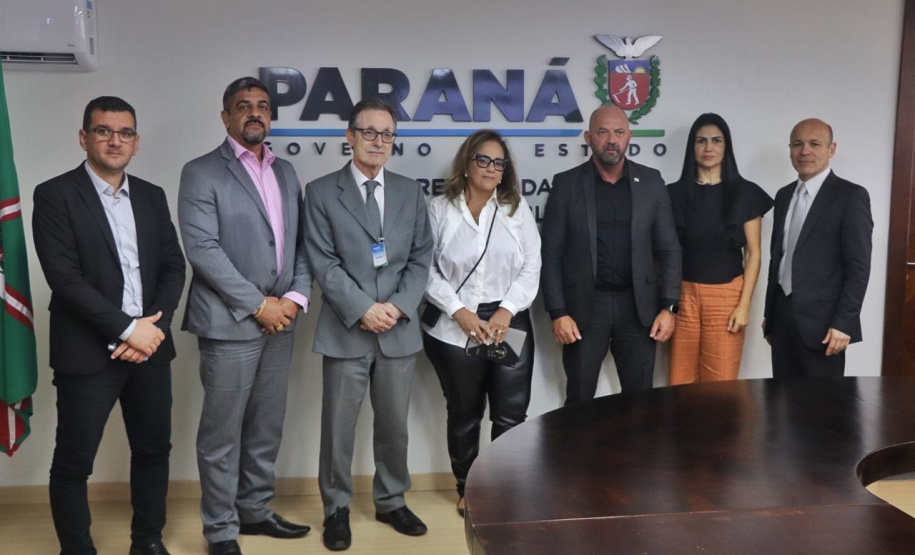 Secretário Hudson recebe a visita do desembargador e promotores em seu gabinete