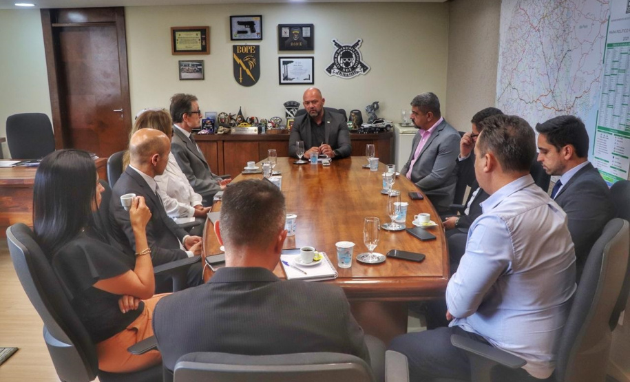 Secretário Hudson recebe a visita do desembargador e promotores em seu gabinete