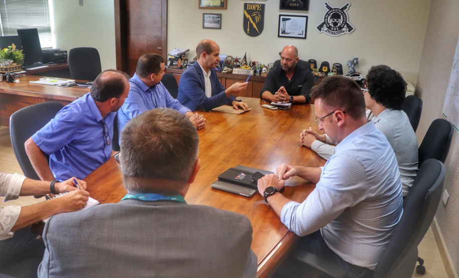 Secretário Hudson recebe o deputado estadual Evandro Araújo em seu gabinete