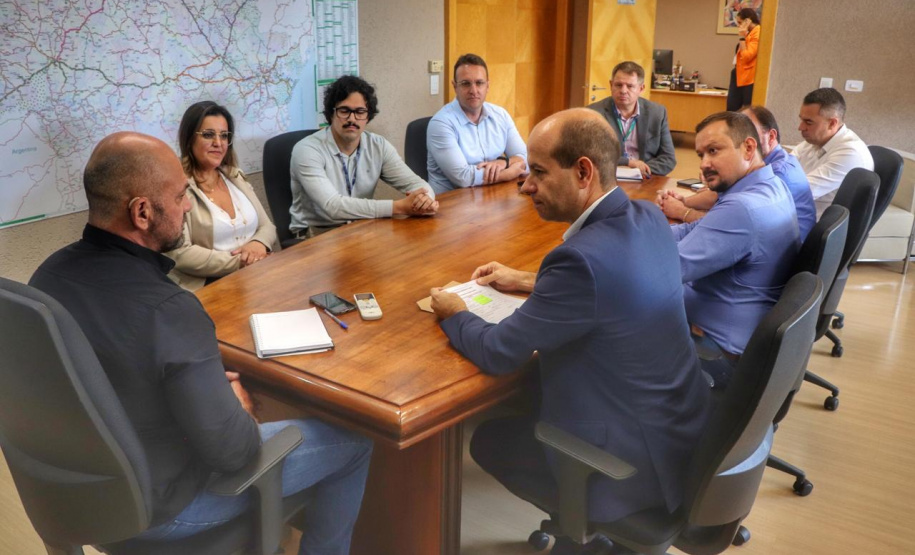 Secretário Hudson recebe o deputado estadual Evandro Araújo em seu gabinete