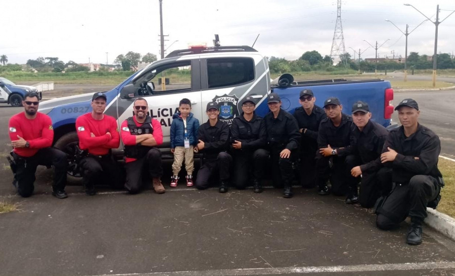 Criança autista realiza sonho de conhecer policiais penais em comemoração de aniversário