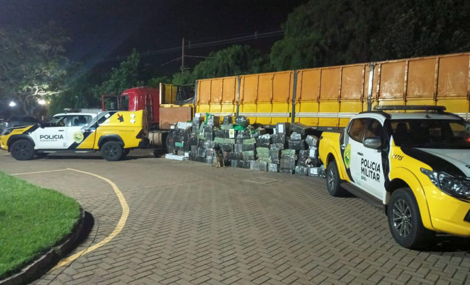Polícia Militar apreende 2 toneladas de maconha em caminhão em Iguaraçu