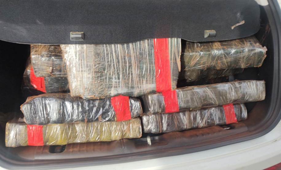 Polícia Militar apreende 2 toneladas de maconha em caminhão em Iguaraçu