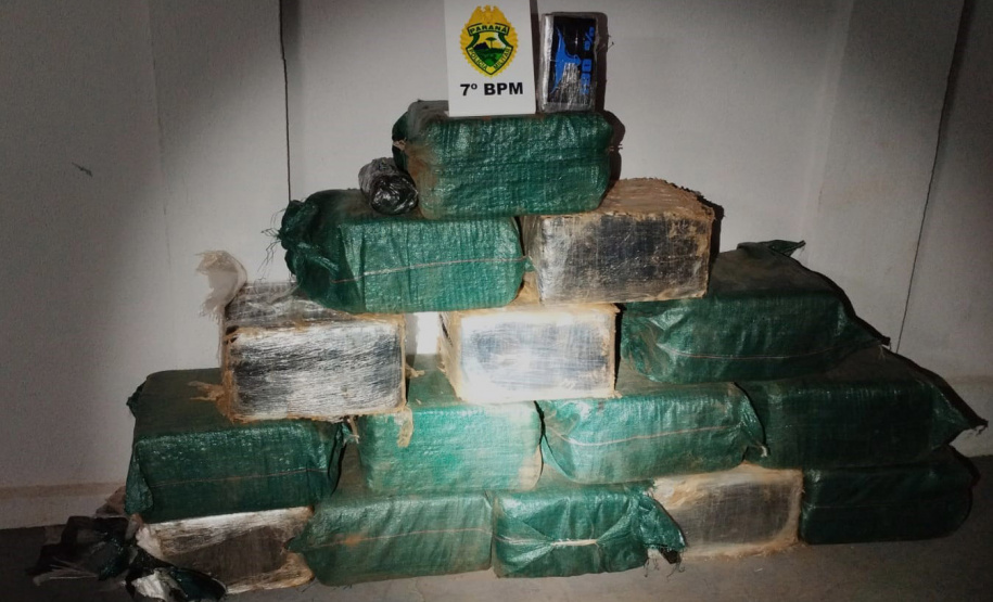 Polícia Militar apreende 2 toneladas de maconha em caminhão em Iguaraçu