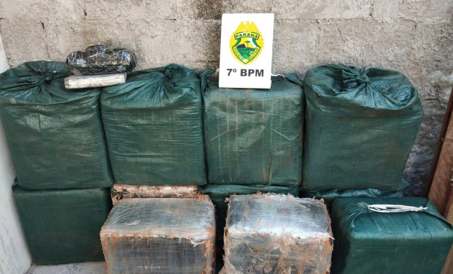 Polícia Militar apreende 2 toneladas de maconha em caminhão em Iguaraçu