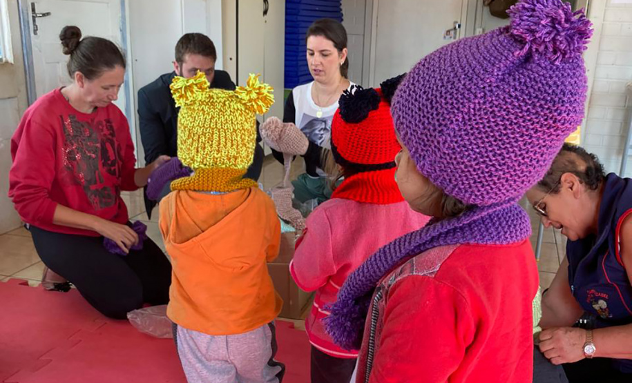 Unidade prisional de Pitanga doa 590 kits com toucas e cachecóis para instituições sociais