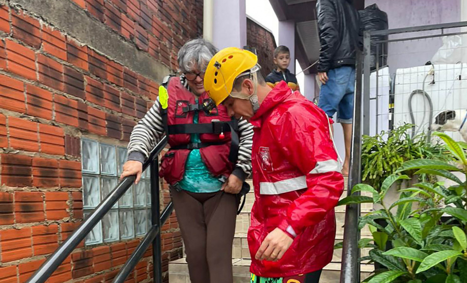 Com resgates aéreos e barcos, forças do Paraná ajudaram 150 pessoas no Rio Grande do Sul