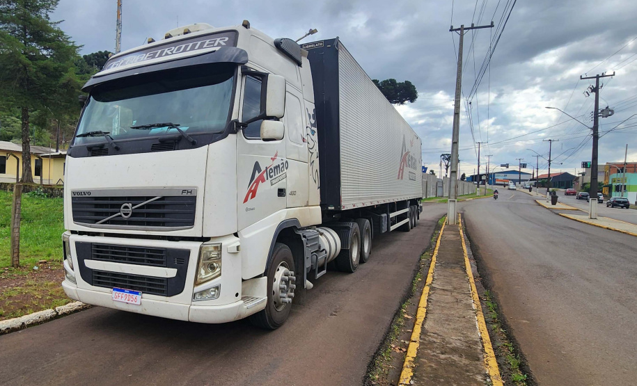 PM do Paraná recupera caminhão roubado com doações destinadas ao Rio Grande do Sul