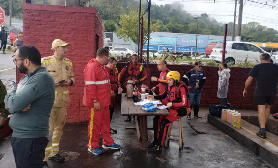 Com resgates aéreos e barcos, forças do Paraná ajudaram 150 pessoas no Rio Grande do Sul