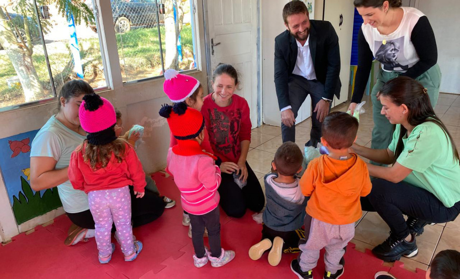 Unidade prisional de Pitanga doa 590 kits com toucas e cachecóis para instituições sociais