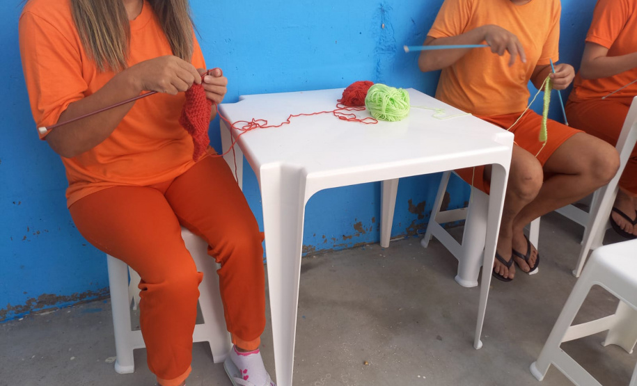 Unidade prisional de Pitanga doa 590 kits com toucas e cachecóis para instituições sociais