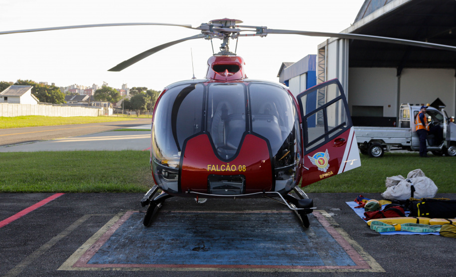 Helicóptero que vai ajudar vítimas das chuvas decola para o Rio Grande do Sul