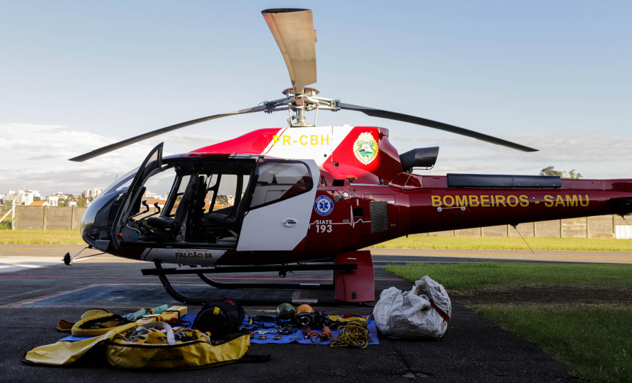 Helicóptero que vai ajudar vítimas das chuvas decola para o Rio Grande do Sul
