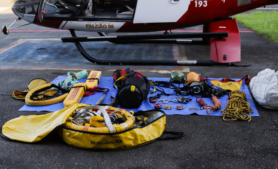 Helicóptero que vai ajudar vítimas das chuvas decola para o Rio Grande do Sul