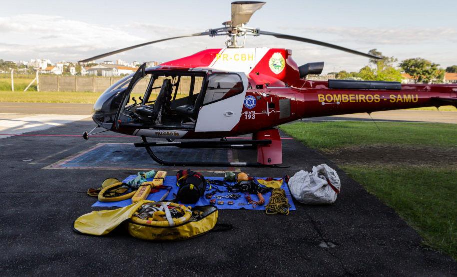 Helicóptero que vai ajudar vítimas das chuvas decola para o Rio Grande do Sul
