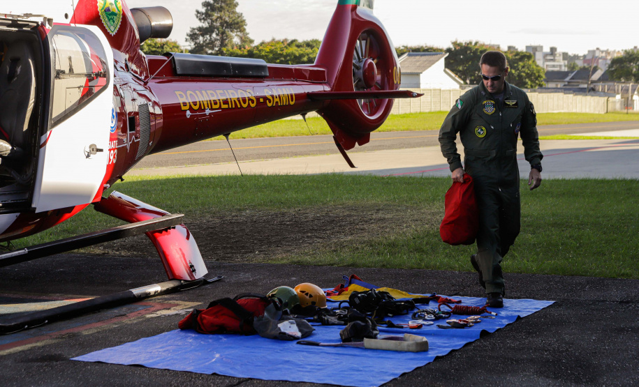 Helicóptero que vai ajudar vítimas das chuvas decola para o Rio Grande do Sul