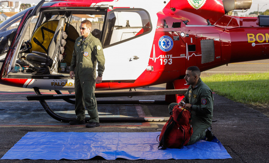 Helicóptero que vai ajudar vítimas das chuvas decola para o Rio Grande do Sul
