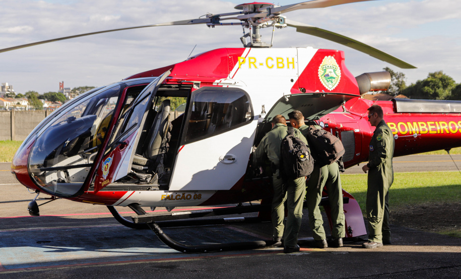 Helicóptero que vai ajudar vítimas das chuvas decola para o Rio Grande do Sul