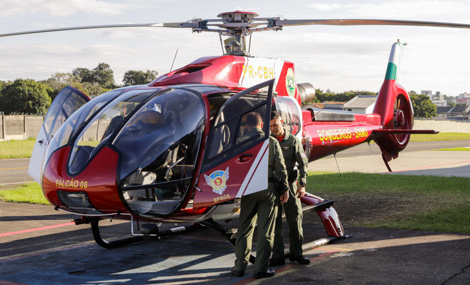 Helicóptero que vai ajudar vítimas das chuvas decola para o Rio Grande do Sul