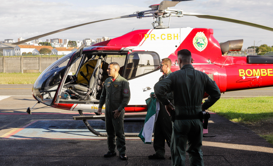 Helicóptero que vai ajudar vítimas das chuvas decola para o Rio Grande do Sul