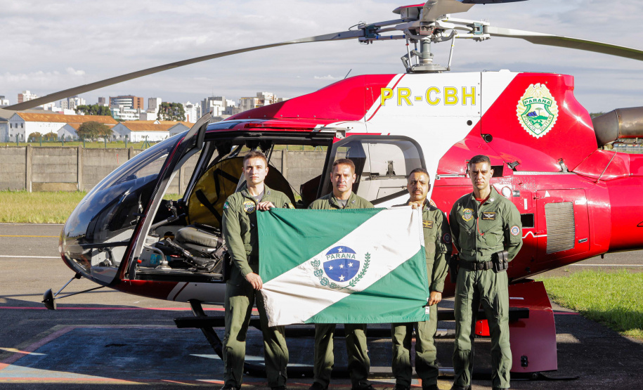 Helicóptero que vai ajudar vítimas das chuvas decola para o Rio Grande do Sul