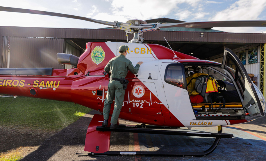 Helicóptero que vai ajudar vítimas das chuvas decola para o Rio Grande do Sul