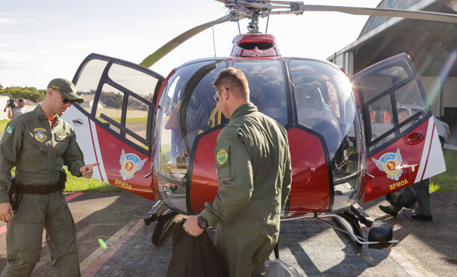 Helicóptero que vai ajudar vítimas das chuvas decola para o Rio Grande do Sul