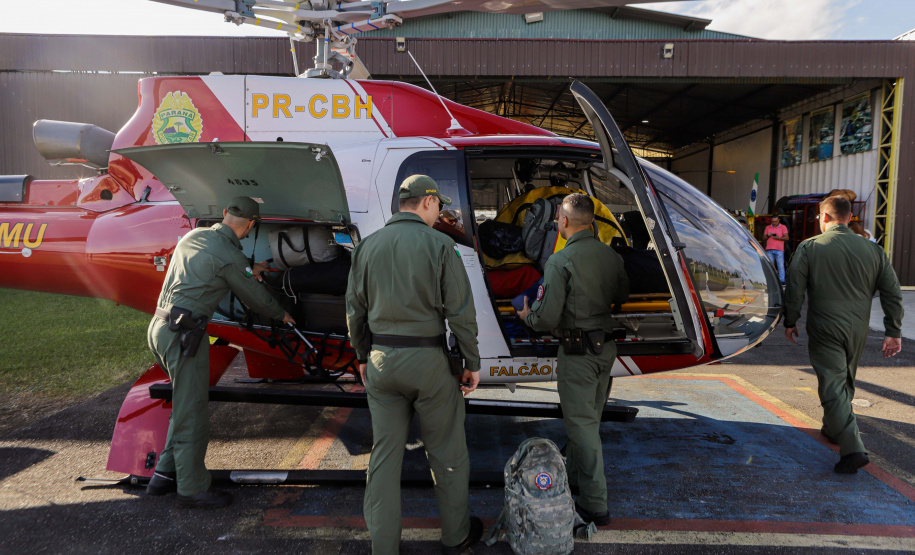Helicóptero que vai ajudar vítimas das chuvas decola para o Rio Grande do Sul