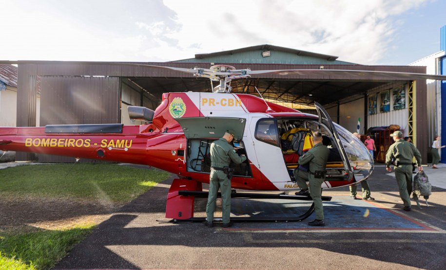 Helicóptero que vai ajudar vítimas das chuvas decola para o Rio Grande do Sul