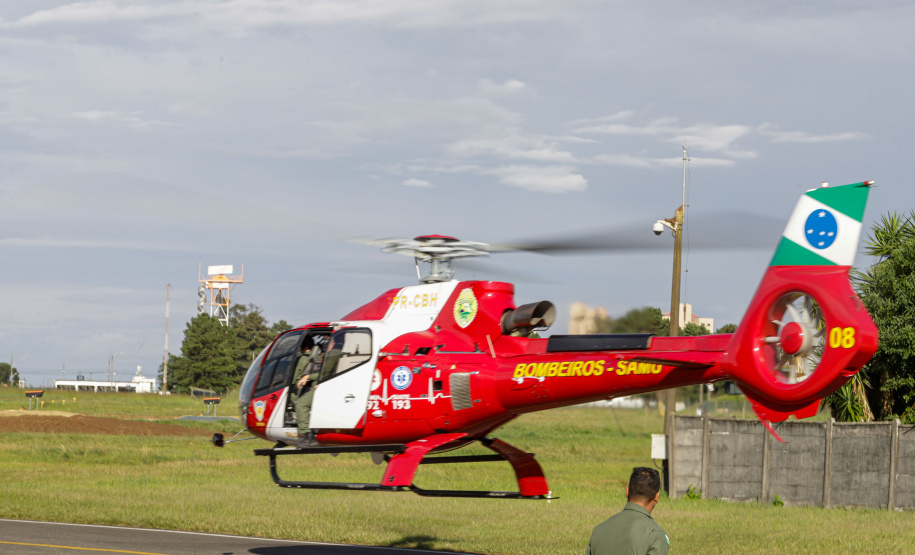 Helicóptero que vai ajudar vítimas das chuvas decola para o Rio Grande do Sul