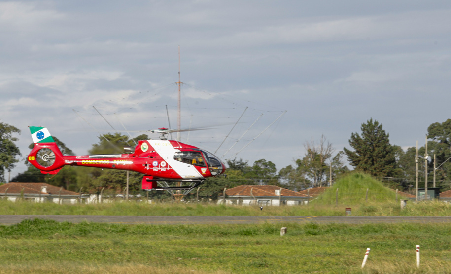 Helicóptero que vai ajudar vítimas das chuvas decola para o Rio Grande do Sul
