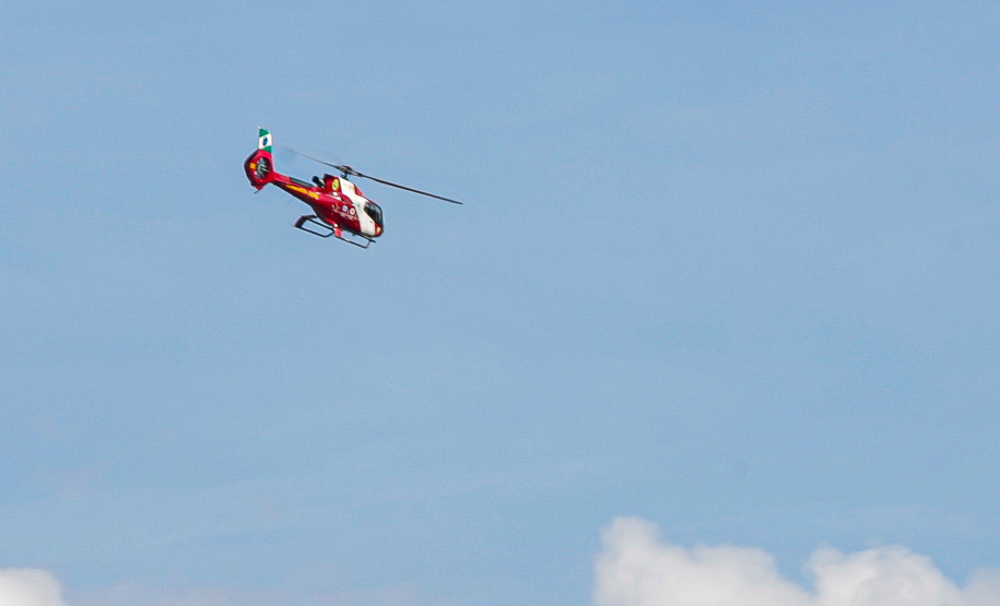 Helicóptero que vai ajudar vítimas das chuvas decola para o Rio Grande do Sul
