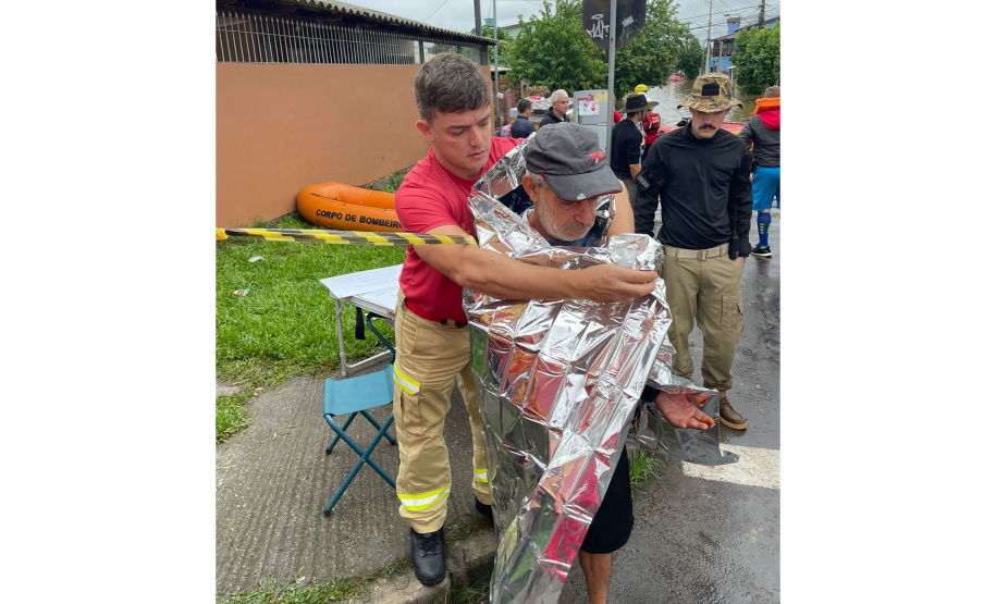Forças de salvamento do Paraná já resgataram 786 pessoas no Rio Grande do Sul