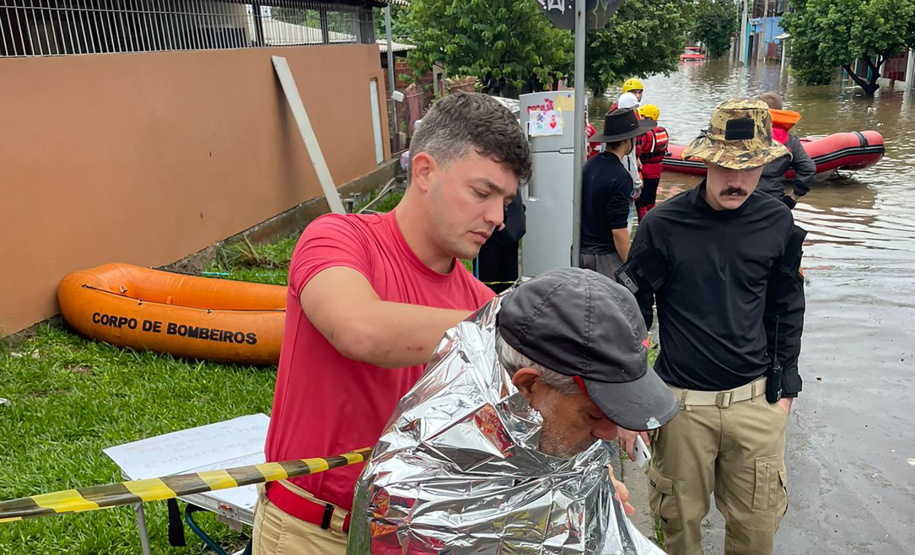 Forças de salvamento do Paraná já resgataram 786 pessoas no Rio Grande do Sul