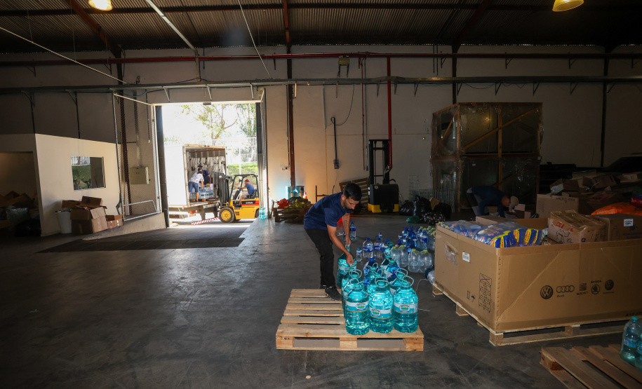 Paraná amplia força-tarefa dos bombeiros no RS e prazo da campanha de arrecadação