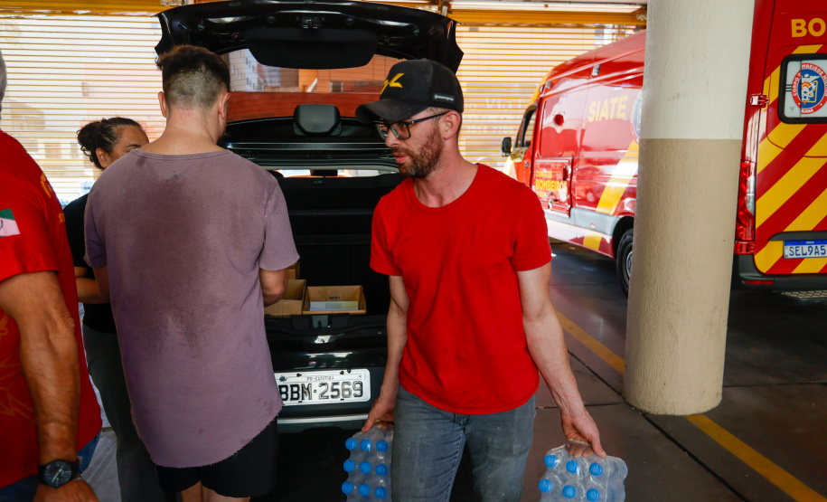 Bombeiros seguem recebendo doações para vítimas do RS e renovam equipe de salvamento