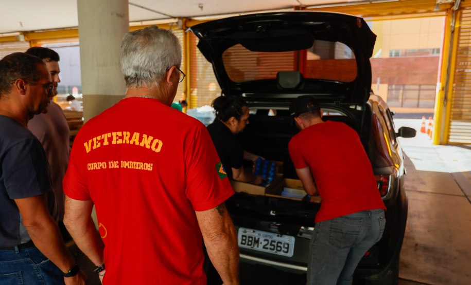 Bombeiros seguem recebendo doações para vítimas do RS e renovam equipe de salvamento